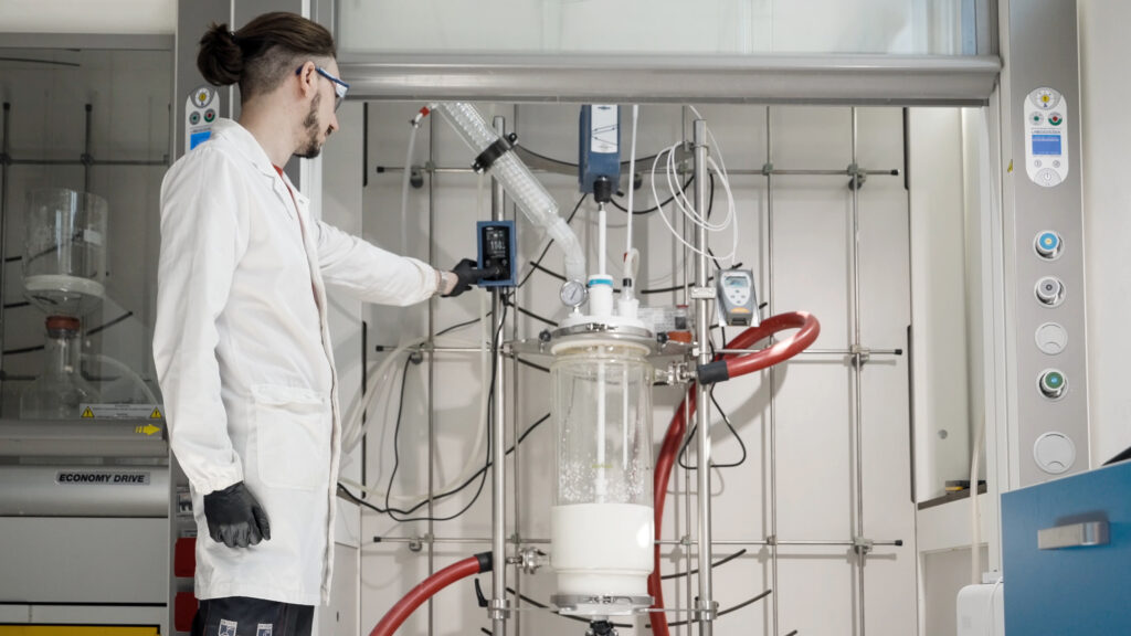 Stretchy mixed-fiber fabric recycled into new garment